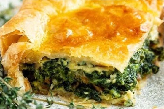 Vegetarian spinach pie in puff pastry 