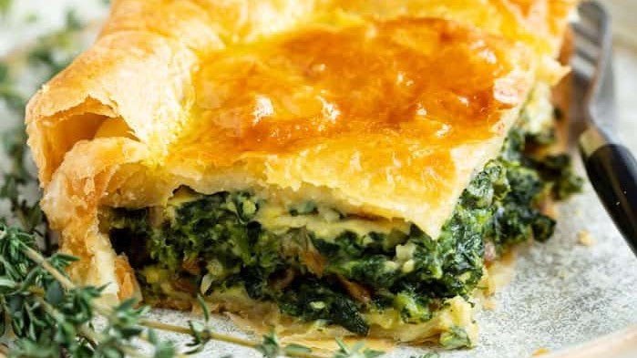Vegetarian spinach pie in puff pastry 