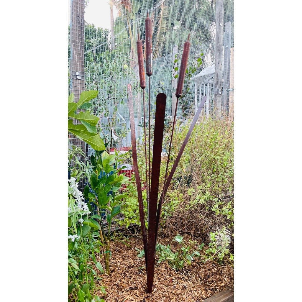 Decorative Bulrush Garden Stake with Three Rushes and Three Leaves
