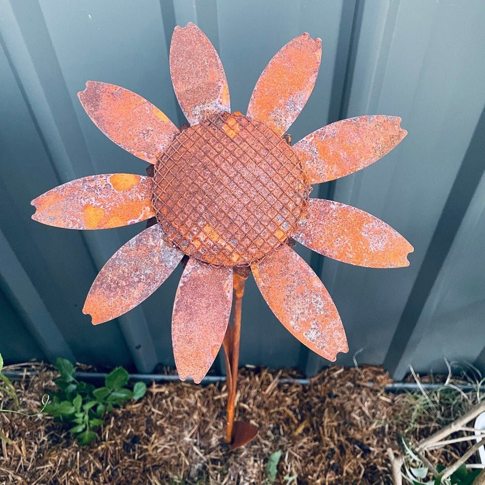 Decorative Rust Daisy Garden Stake - Daisy Head