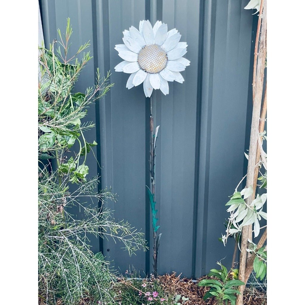 Decorative White Daisy Metal Garden Stake - Alfresco Gardenware